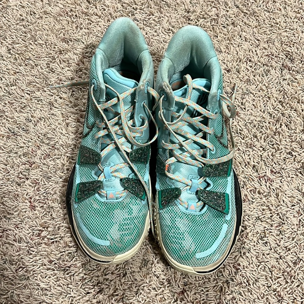Nike Kyrie men’s size 9